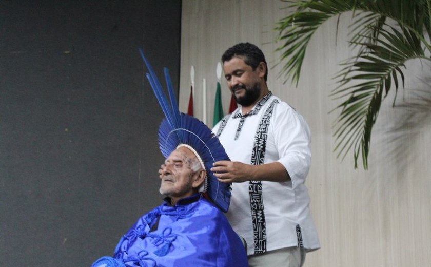 Antônio Celestino, líder indígena Xukuru Kariri, recebe título de Doutor Honoris Causa