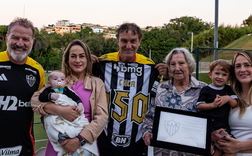Atlético-MG presta homenagem a Cuca com placa comemorativa pelas 150 vitórias no clube