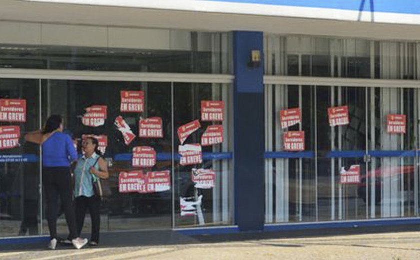 Agências do INSS devem reabrir na quarta-feira; peritos continuam em greve