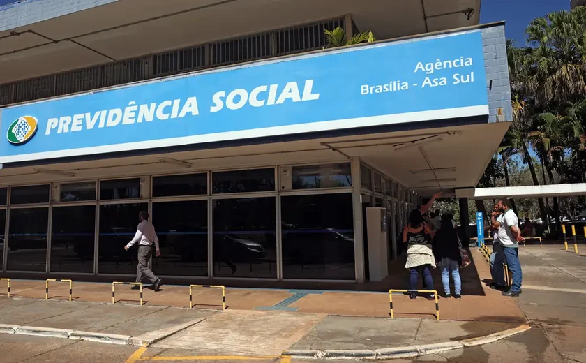 Aposentados e pensionistas do INSS receberão o 13º salário antecipado