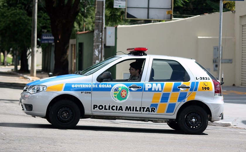Corregedoria da PM investiga caso de agente que atirou com bala de borracha em goleiro após jogo em Goiás