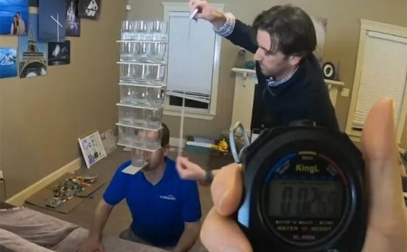 Americano equilibra 19 copos de vidro com a boca e entra para o Guinness