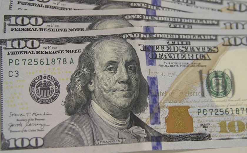 Dólar cai pela sexta vez seguida e fecha em R$ 5,68