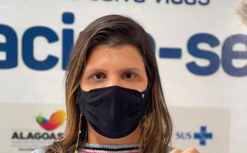 Saúde de Novo Lino realiza Dia D da Vacinação e prefeita Marcela Gomes toma primeira dose contra a Covid