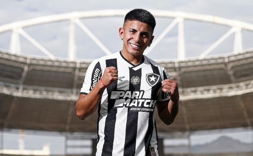 Botafogo apresenta o meia argentino Almada, a mais cara contratação do futebol brasileiro