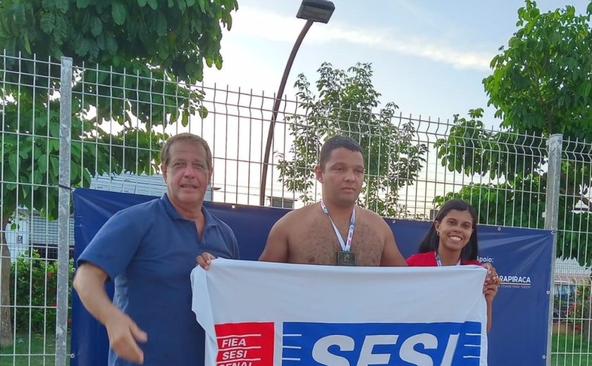Programa do Sesi revela talento na natação para cegos