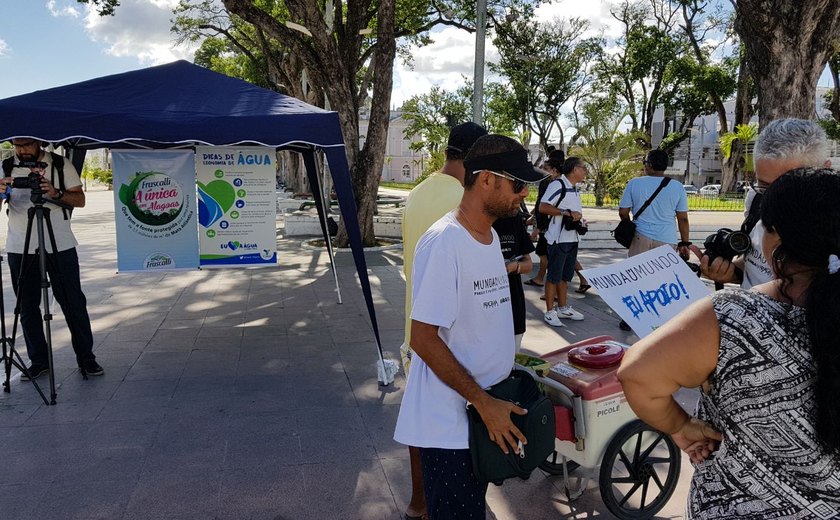 Casal promove panfletagem sobre uso racional da água no Centro de Maceió