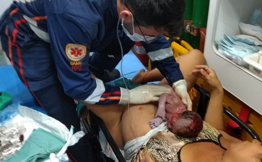 Mulher dá a luz a gêmeos dentro de ambulância do Samu Alagoas