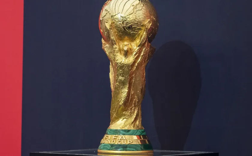 Veja o tamanho, peso e do que é feita a taça da Copa do Mundo