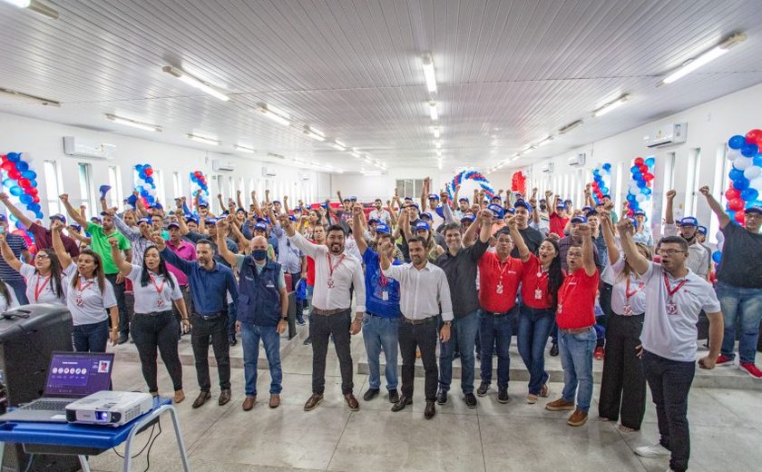 Trabalhadores assinam contrato com Grupo Mateus após serem encaminhados pelo Sine Maceió