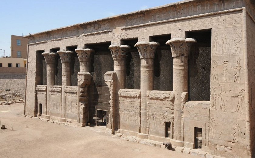 Grande pórtico de entrada de um templo ptolomaico é descoberto em antiga cidade egípcia (FOTOS)