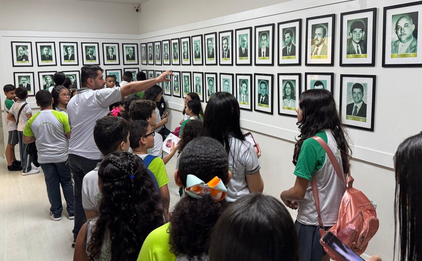 Alunos da Escola Vinícius Feitosa visitam Prefeitura de Maceió e aprendem sobre a história do município