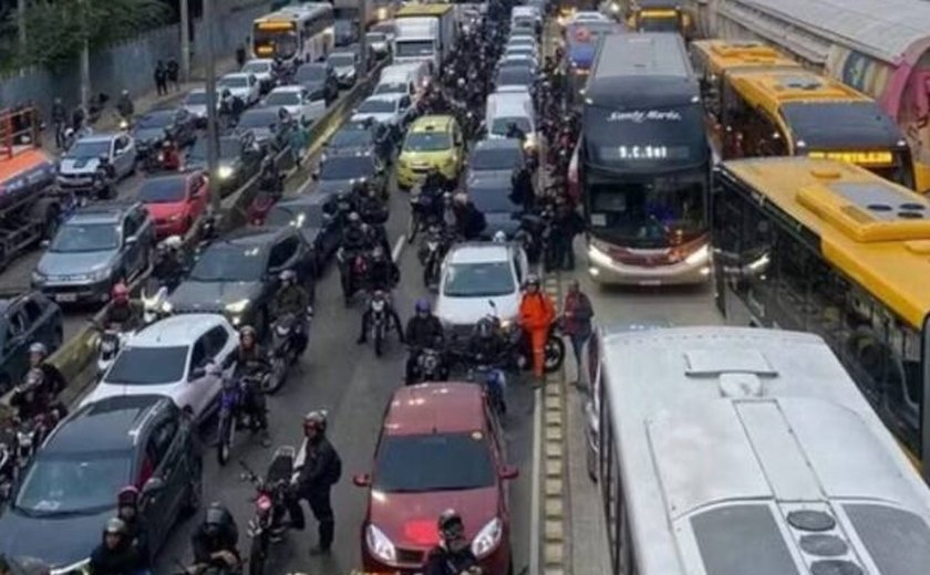 Motorista e passageiro de ônibus são baleados durante megaoperação policial no Rio
