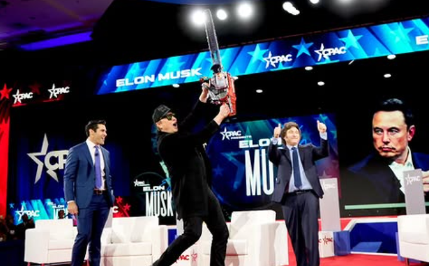 Milei entrega motosserra a Musk em evento nos EUA em meio a escândalo com criptomoeda