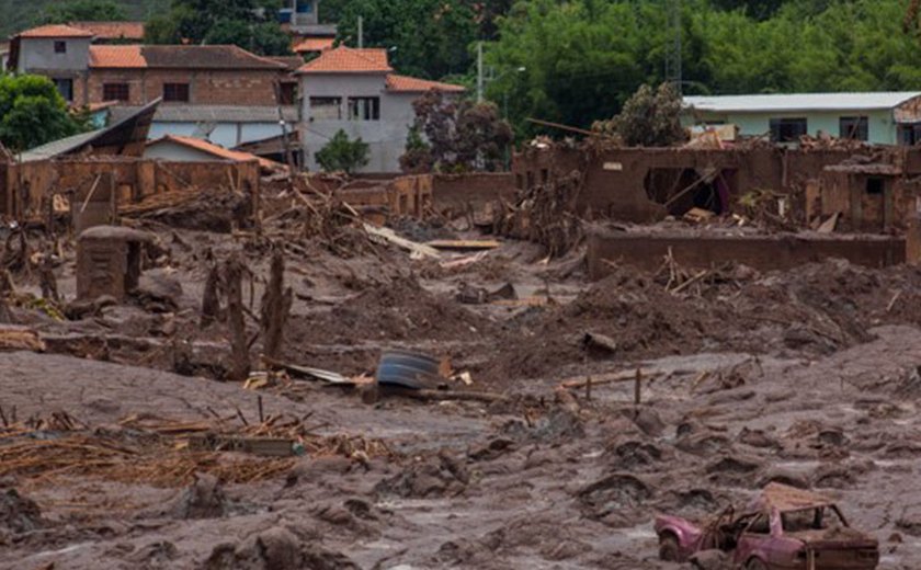 Greenpeace documenta o caos de lama em Mariana, Minas Gerais
