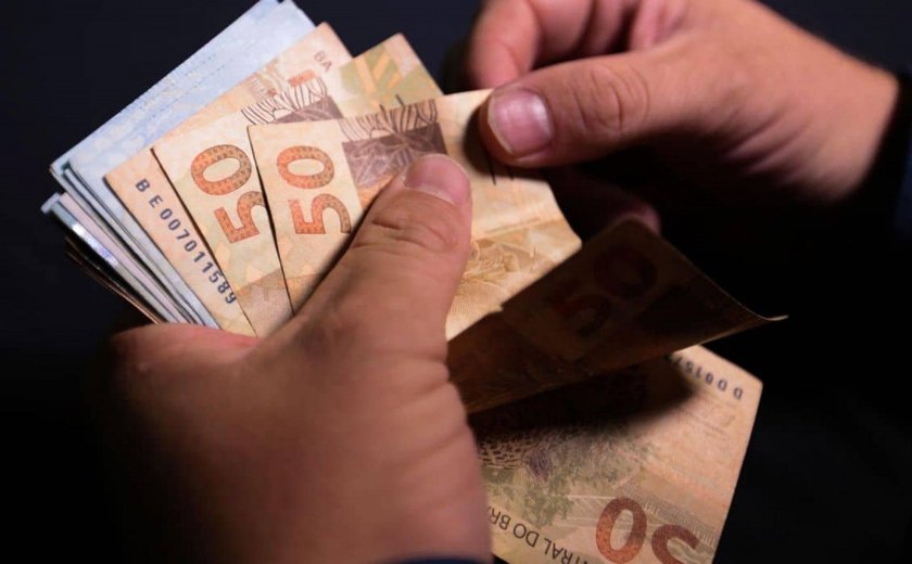 Governo de AL injeta mais de R$ 350 milhões no mercado ao antecipar 13º salário dos servidores nesta terça (9)