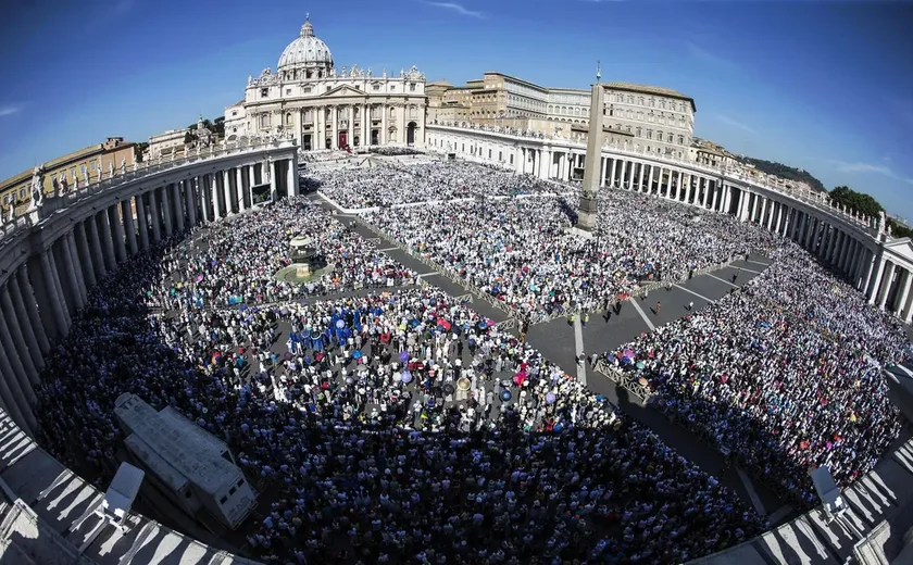Conclave: 2º dia de votações começa com fumaça preta e novo papa segue indefinido