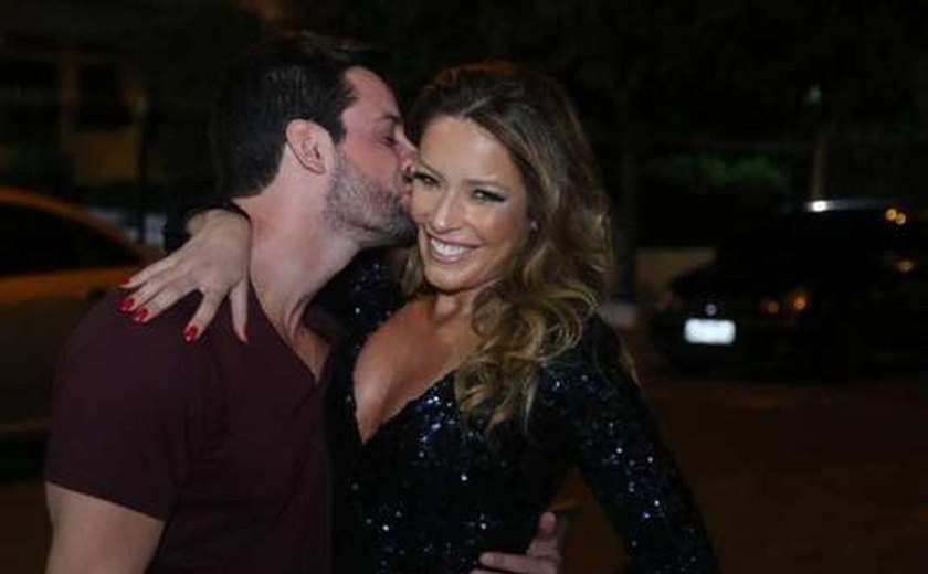 Renata Domínguez ganha beijo do namorado ao comemorar seu aniversário