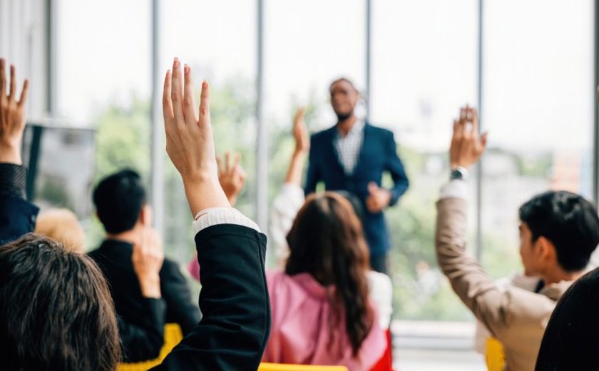 Comissão debate participação social e gestão democrática na educação