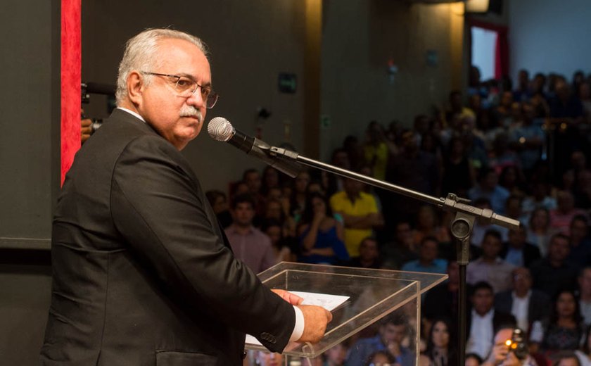 Ao tomar posse, Rogério defende transformação e crescimento de Arapiraca