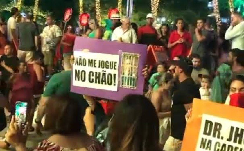 Protesto contra violência doméstica marca a abertura do Natal de Maceió
