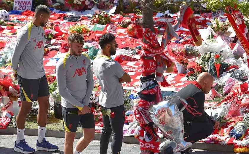 Liverpool homenageia Diogo Jota e André Silva em Anfield
