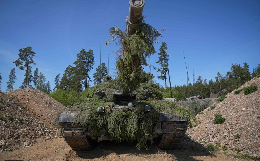 Rússia comemora explosão de tanque britânico Challenger-2 envolvido na incursão ucrâniana em Kursk; vídeo