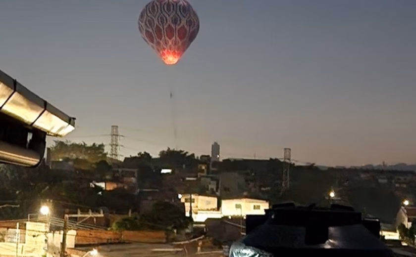 Balão cai em fiação elétrica na zona leste de SP, deixa bairros sem luz e afeta CPTM