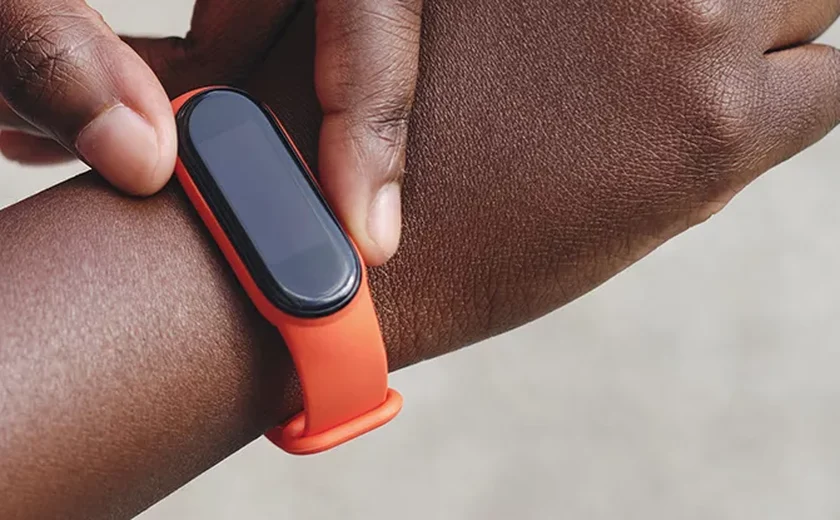 Smartwatch: 95% das pulseiras podem estar contaminadas com bactérias nocivas à saúde; veja como higienizá-las