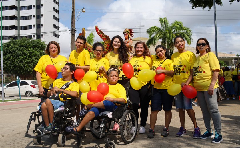 Com Funcae e Pestalozzi, Teca Nelma participa de caminhada em alusão à semana da pessoa com deficiência