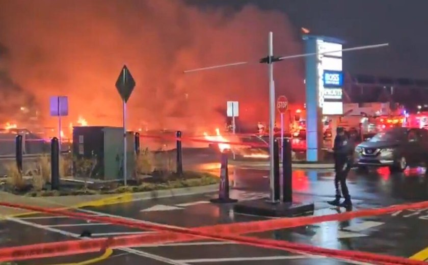 Avião cai na Filadélfia e atinge casas e carros; relatos na imprensa citam múltiplos feridos (VÍDEO)