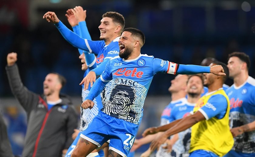 Napoli goleia Lazio e se isola na liderança do Italiano; Roma vence