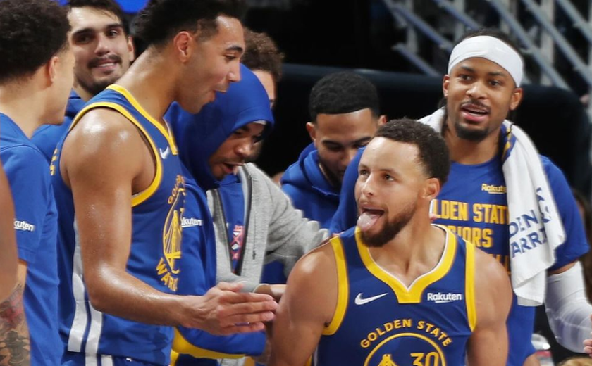 Curry ignora lesão, é perfeito na linha de três e Warriors batem 76ers com suas estrelas na NBA