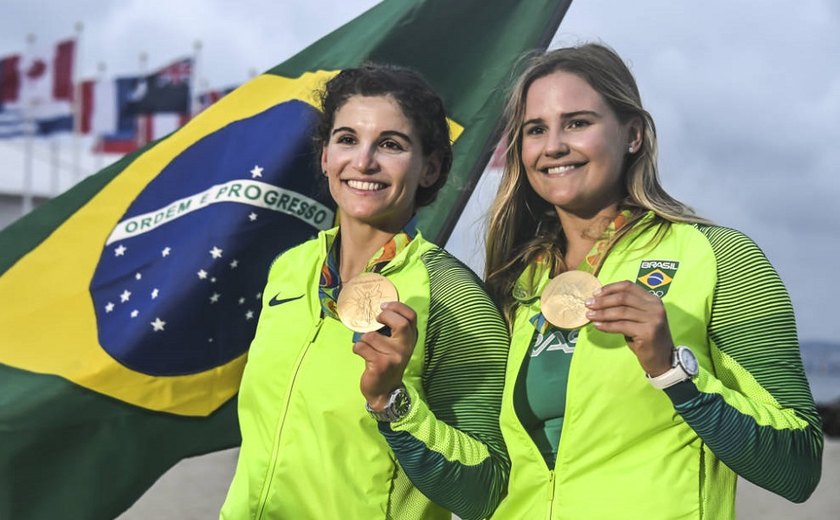 Martine Grael e Kahena Kunze vencem regata em evento-teste da vela olímpica