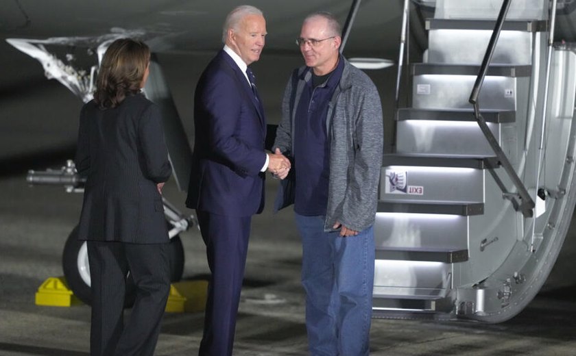 Prisioneiros envolvidos em troca entre EUA e Rússia são recebidos por Biden e Putin em Washington e Moscou