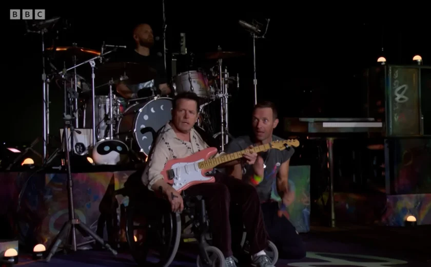 Entenda a amizade entre Chris Martin e Michael J. Fox, que tocaram juntos na Inglaterra