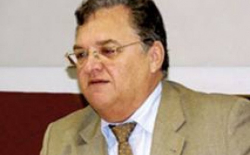 Ex-presidente do TC, Isnaldo Bulhões, está internado na UTI do Hospital Arthur Ramos