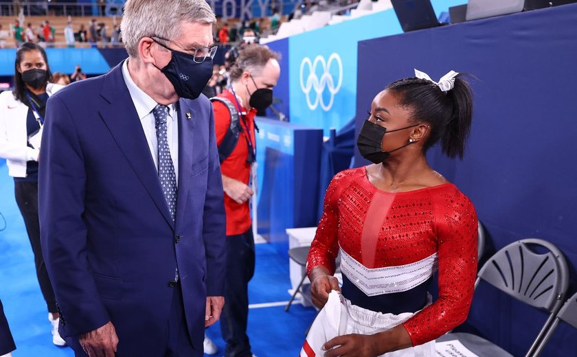 Presidente do COI, Thomas Bach, elogia coragem de Simone Biles