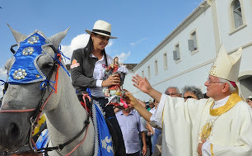 Padroeira é conduzida em cavalgada de Bom Conselho até Arapiraca