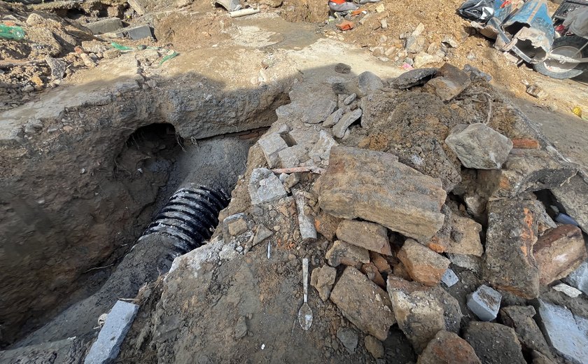 Infraestrutura executa obras de recuperação de drenagem em ruas do Jacintinho