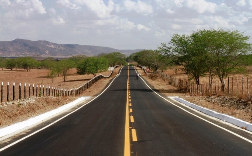 Estado recupera 10 quilômetros de rodovia no município de Minador do Negrão