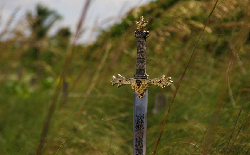 Polonês descobre durante passeio ao longo de rio espada medieval com uma cruz gravada (FOTOS)