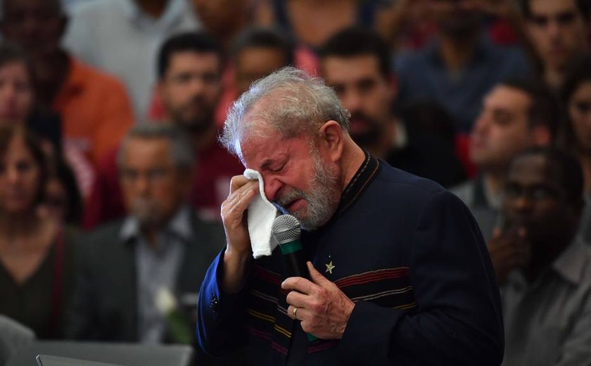 No exterior, defesa diz que Lula é vítima de &#8216;farsa&#8217; para tirá-lo da eleição
