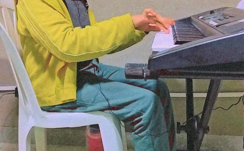 Professor da rede municipal cria instrumento e dá aulas de piano com tábua e pedras decorativas para deficientes visuais