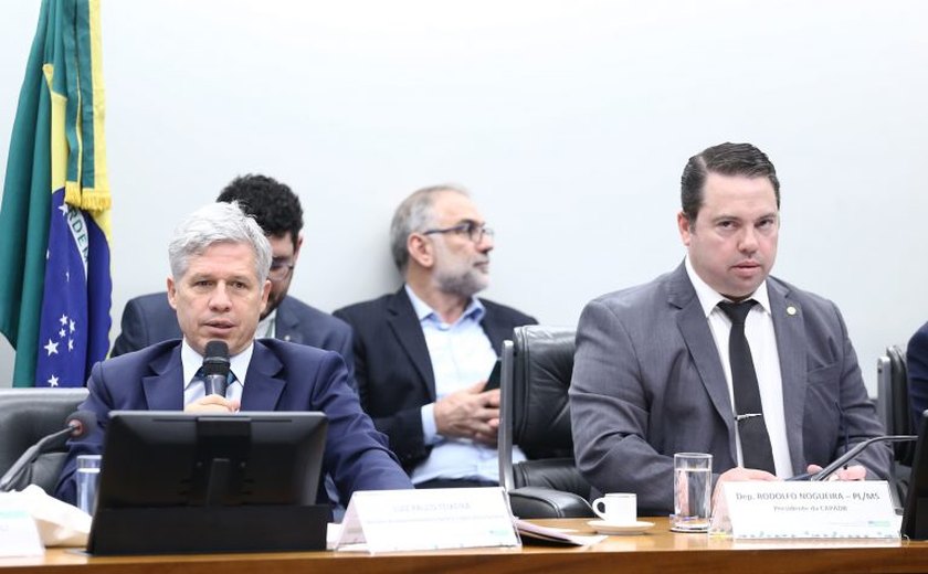 Paulo Teixeira rebate críticas da oposição e diz que reforma agrária está dentro da lei