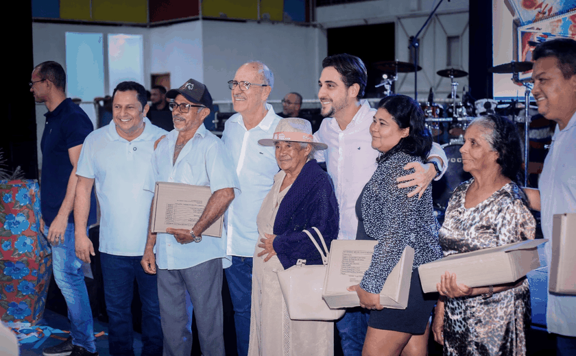 Prefeitura de Penedo distribui kits escolar para estudantes da EJA