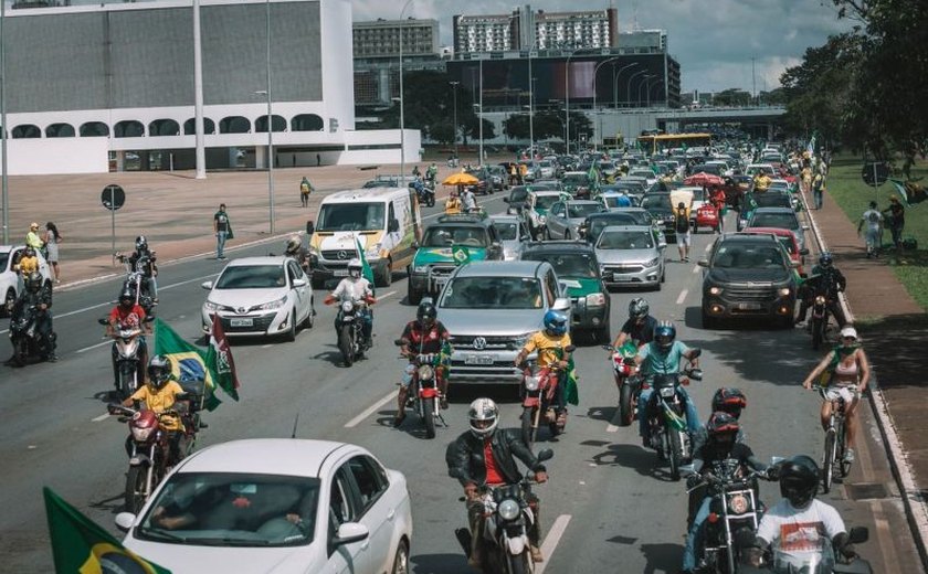 Apoiadores de Bolsonaro fazem carreata em Brasília contra governadores
