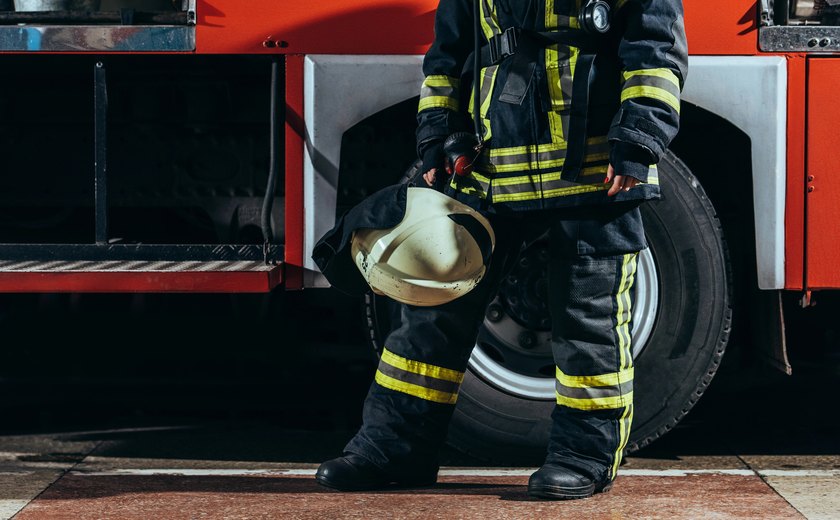 Atirador mata ao menos 2 em emboscada a bombeiros que apagavam incêndio nos EUA