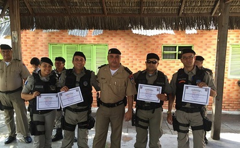 Durante confraternização, 1º Batalhão homenageia policiais destaques em 2015