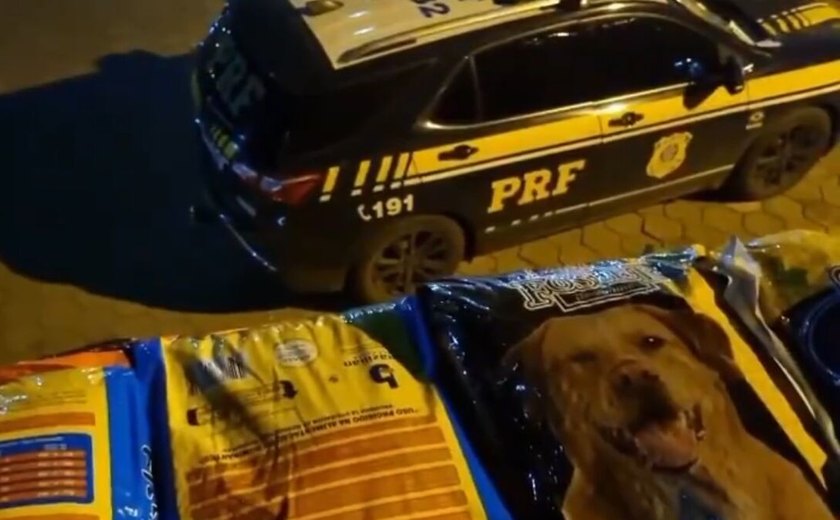 PRF encontra 7 toneladas de maconha sob carga de ração para cães no Paraná
